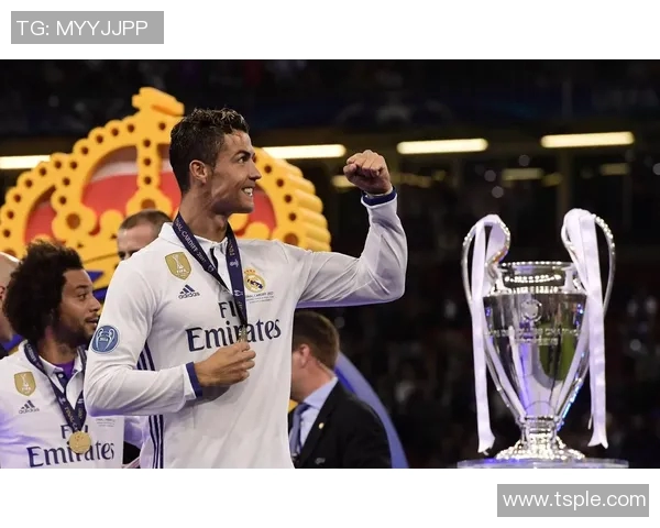 足球巨星C罗带领球队夺冠瞬间定格荣耀时刻的精彩照片